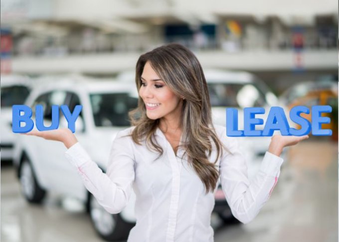 Kobieta zastanawia się nad opłacalnością leasingu samochodowego