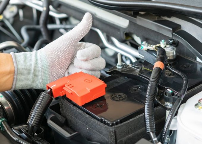 Mechanik potwierdza poprawne zamontowanie akumulatora w samochodzie