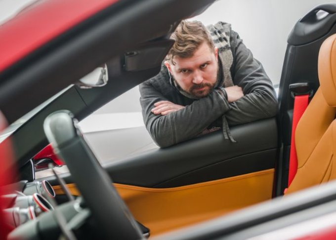 Mężczyzna zastanawia się nad rezygnacją z leasingu samochodowego